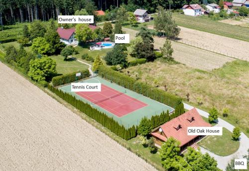 una vista aérea de una casa con pista de tenis en Old Oak House with pool, en Maruševec