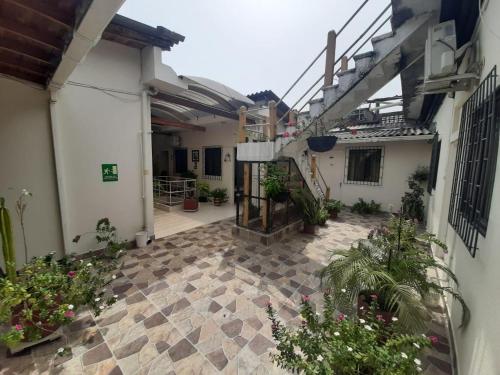 un patio vacío de una casa con plantas en Hotel Anita, en Puerto Berrío