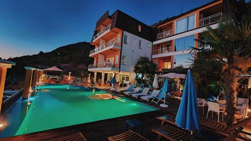 una piscina frente a un hotel en Villa Mina, en Ohrid