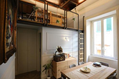 那不勒斯Vico Gelso Napoli的一间小餐厅,配有桌子和窗户