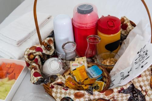 a basket filled with food and drinks and a drink at Urbano Suítes in Ubatuba