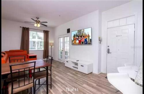 uma sala de estar com uma mesa de jantar e uma sala de estar com um sofá em Orlando House Disney Area em Kissimmee