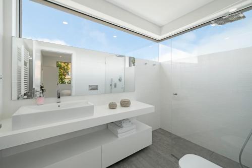 Phòng tắm tại Casa da Maloeira by An Island Apart