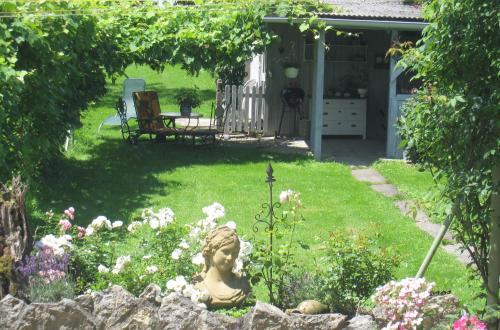 - un jardin avec une statue au milieu d'une cour dans l'établissement Paradiesli am Hochrhein, à Rheinfelden