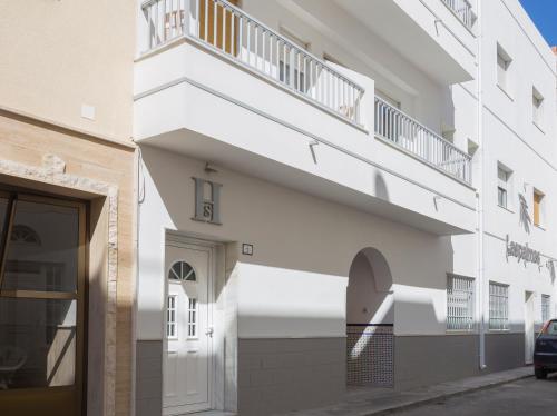 een wit gebouw met een balkon aan de zijkant bij Hostal Las Palmas in Carboneras