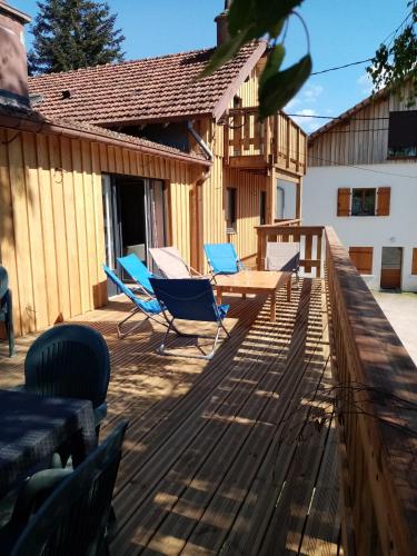 une terrasse avec des chaises et une table. dans l'établissement Chalet Le rustique vue sur le lac, à Gérardmer
