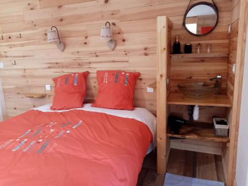 Ένα ή περισσότερα κρεβάτια σε δωμάτιο στο Chalet Le rustique vue sur le lac