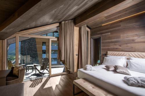 Postel nebo postele na pokoji v ubytování Bergman Mountain Hotel