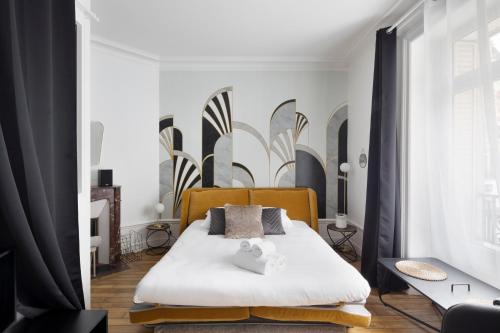 Un pat sau paturi într-o cameră la Le Contour Saint-Aubin - Inspiration Art Déco en cœur de Ville