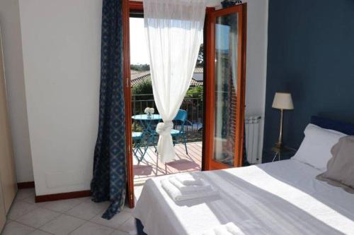una camera con letto e porta di accesso a un balcone di Villa Cavalluccio Marino con piscina idromassaggio a Carini