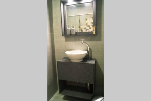 La salle de bains est pourvue d'un lavabo et d'un miroir. dans l'établissement Remodeled Studio Apt in Guayaquil Centro w a View, à Guayaquil