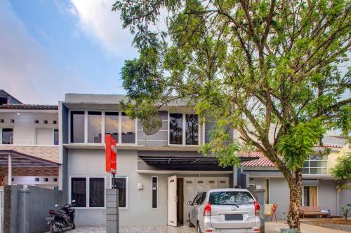 a house with a car parked in front of it at Hotel O Sofia Homestay Syariah in Bogor