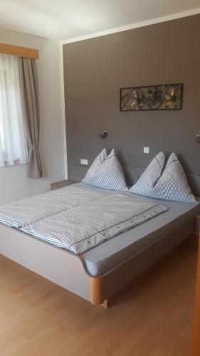 a large bed in a room with at Haus Rohr in Weissensee