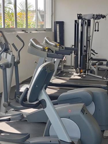 a row of cardio machines in a gym at Torre Real IV L3 Santiago DR con cocinero para desayuno in Santiago de los Caballeros