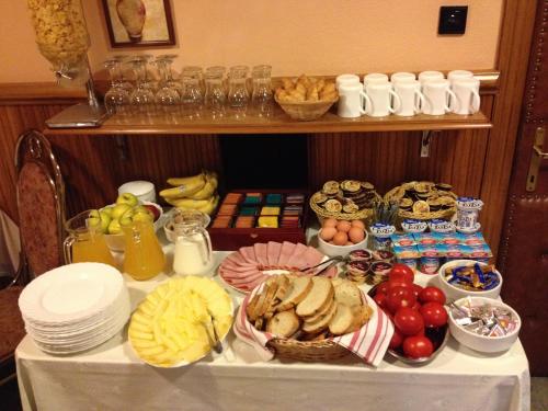 a table with a bunch of food on it at Pensiunea Imperial in Târgu-Mureş