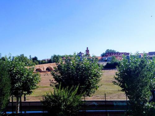 un parc avec des arbres au milieu d'un champ dans l'établissement Hostal Canton Plaza, à Hospital de Órbigo