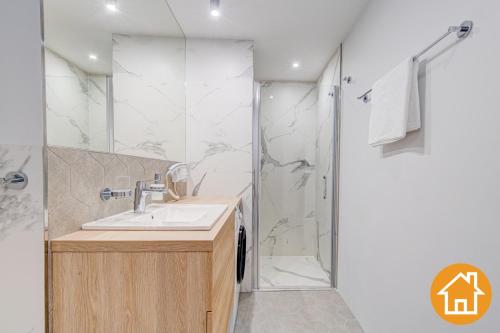 a bathroom with a sink and a shower at Apartamenty ApartPark - visitopl in Świnoujście