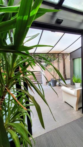a patio with a white couch and a plant at Hotel Metrò in Milan