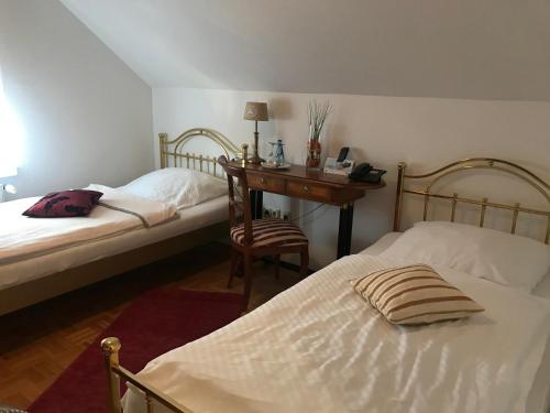 Un pat sau paturi într-o cameră la Hotel-Restaurant Kranefoer