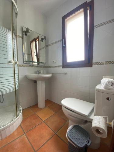 a bathroom with a toilet and a sink and a shower at Arco - Virgen Apartamentos y Habitación in Conil de la Frontera