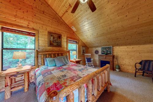 sypialnia z łóżkiem w drewnianym domku w obiekcie Red Roof Retreat w mieście Cleveland