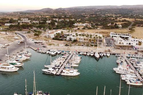 eine Luftaufnahme eines Yachthafens mit Booten im Wasser in der Unterkunft Latchi Marina View in Polis Chrysochous