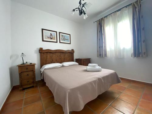科尼爾－德拉弗龍特拉的住宿－Arco - Virgen Apartamentos y Habitación，一间卧室配有一张床,上面有两条毛巾