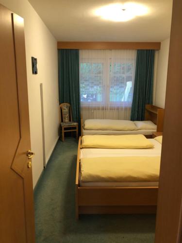 um quarto de hotel com duas camas e uma janela em Hotel Residence Lorenz em Colle Isarco