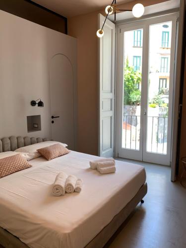 Ένα ή περισσότερα κρεβάτια σε δωμάτιο στο Luciani 33 luxury rooms