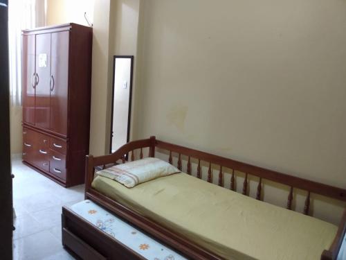1 dormitorio con cama de madera y vestidor en Amplo Apartamento Copacabana, en Río de Janeiro