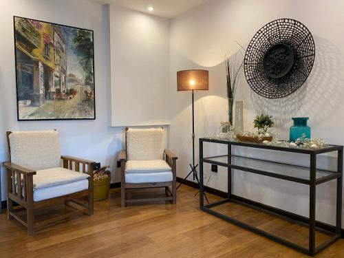a living room filled with furniture and a painting on the wall at Hotel Entredos in Guijuelo