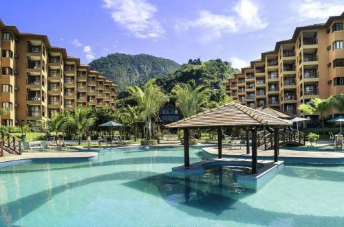 a large swimming pool in front of a hotel at Angra dos Reis - Porto Bali - Apartamento no Complexo Mercur in Angra dos Reis