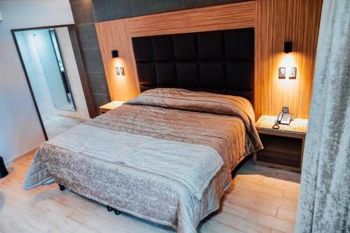 a bedroom with a large bed in a room at KAVIA MEOQUI HOTEL & SUITES in Meoqui