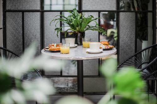 una mesa con comida y vasos de zumo de naranja en Hotel Itto Condesa, en Ciudad de México