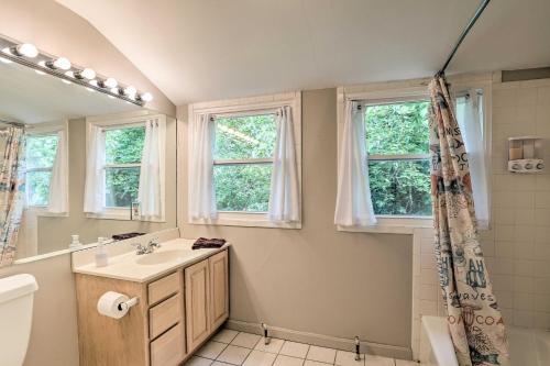 La salle de bains est pourvue d'un lavabo, de toilettes et d'une douche. dans l'établissement Queen City Home with Ohio River View - 3 Mi to Dtwn!, à Cincinnati