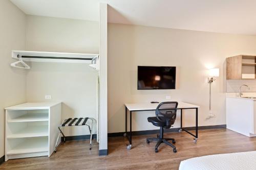 a bedroom with a desk and a chair and a computer at Extended Stay America Premier Suites - Savannah - Pooler in Savannah