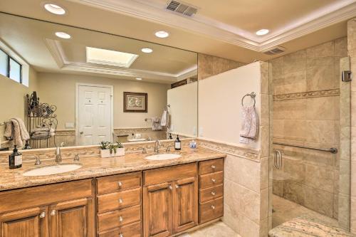 Upscale Palm Desert Escape with Patio and Shared Pool! tesisinde bir banyo