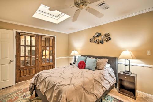 Un pat sau paturi într-o cameră la Upscale Palm Desert Escape with Patio and Shared Pool!