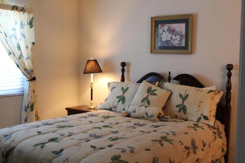 ein Schlafzimmer mit einem Bett, einer Lampe und einem Fenster in der Unterkunft Gatlinburg Chateau Condo 407 in Gatlinburg
