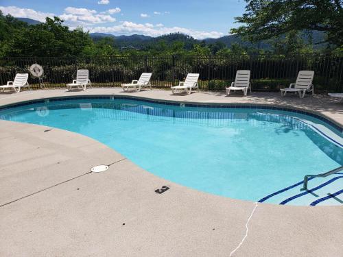 einen großen Pool mit Stühlen in der Unterkunft Gatlinburg Chateau Condo 407 in Gatlinburg