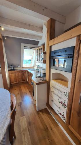 a room with a kitchen with a stove top oven at Apartament z Widokiem in Gliczarów