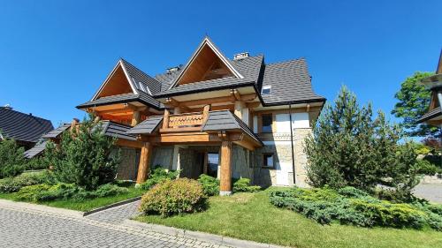 a large house with a gambrel roof at Apartament z Widokiem in Gliczarów