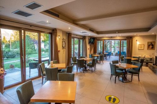 Reštaurácia alebo iné gastronomické zariadenie v ubytovaní Anavasi Mountain Resort