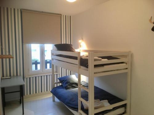 Poschodová posteľ alebo postele v izbe v ubytovaní Grande Maison en Cœur de Ville 5 Chambres
