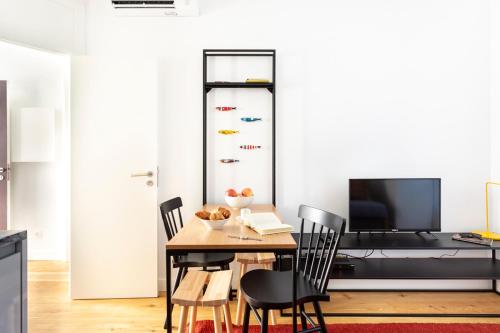 een eetkamer met een tafel en stoelen bij FLH Vila Rosário Cosy Flat II in Lissabon