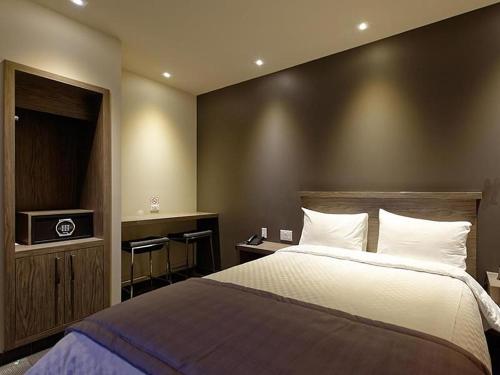 a hotel room with a bed and a television at Hôtel Ô Laval in Laval
