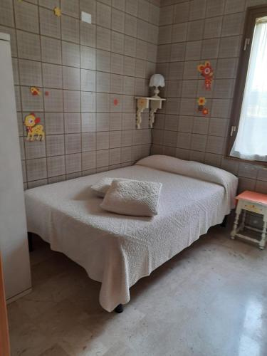 a small bedroom with a bed in a room at Casa Vacanze Arba Girasole in Girasole
