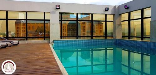 a swimming pool in front of a building at Santuário Palace Hotel in Aparecida