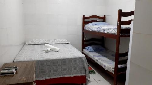 een kleine kamer met 2 stapelbedden en een bureau bij Pousada São Paulo Piranhas AL in Piranhas