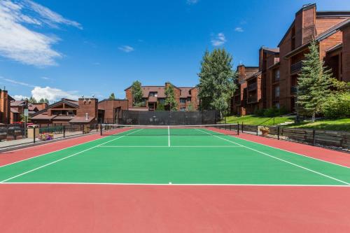 una cancha de tenis frente a un edificio en Timber Run, en Steamboat Springs
